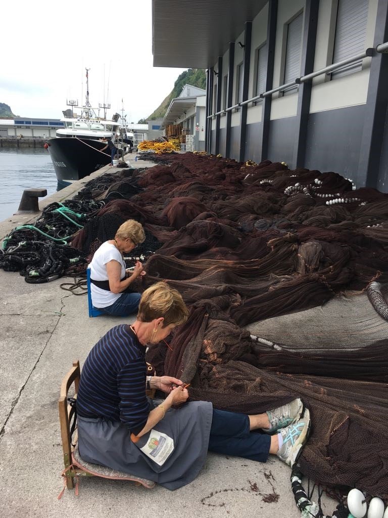 Getaria repairing fishing nets